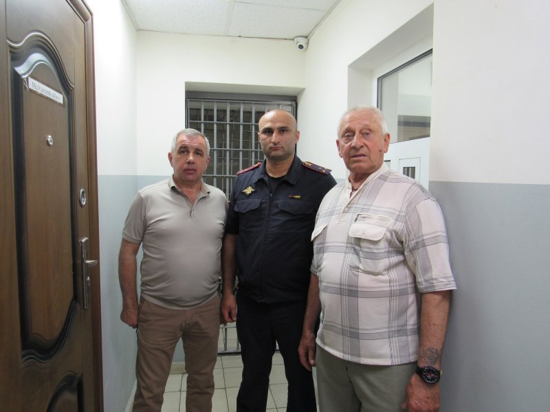 Общественники посетили изолятор временного содержания отдела полиции Кочубеевского округа